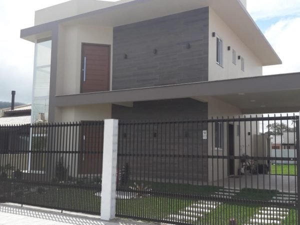 Casa em Garopaba com 3 dormitórios em Loteamento familiar!