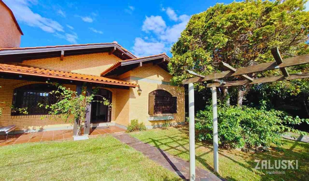 Terreno de esquina com 800m² com casa de 245m²!