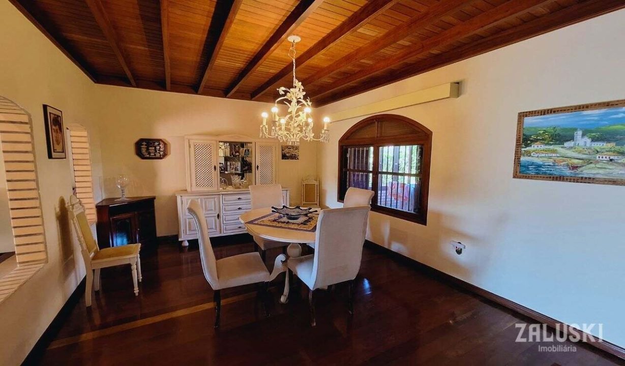 Terreno de esquina com 800m² com casa de 245m²!