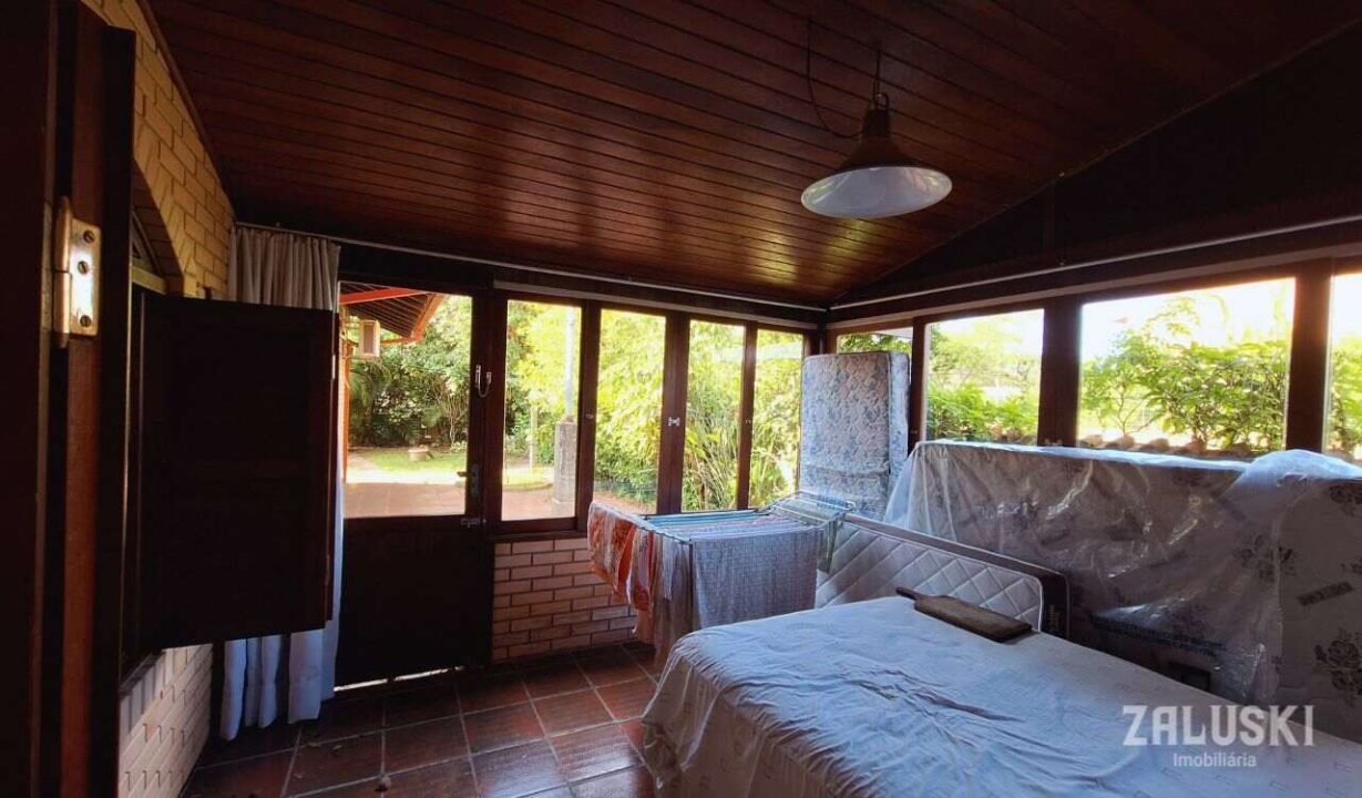 Terreno de esquina com 800m² com casa de 245m²!