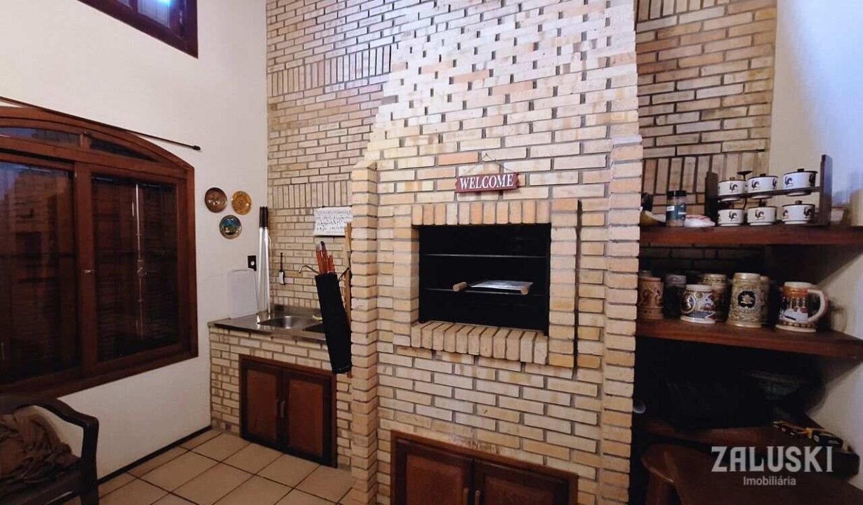 Terreno de esquina com 800m² com casa de 245m²!