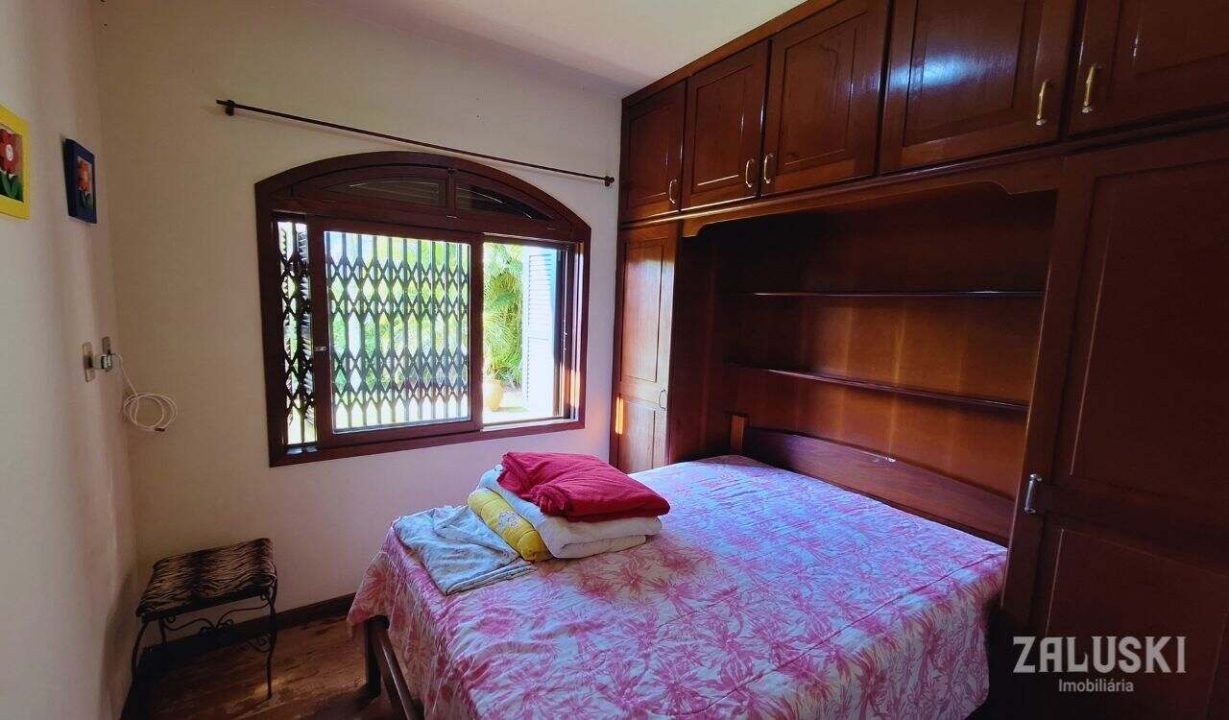 Terreno de esquina com 800m² com casa de 245m²!