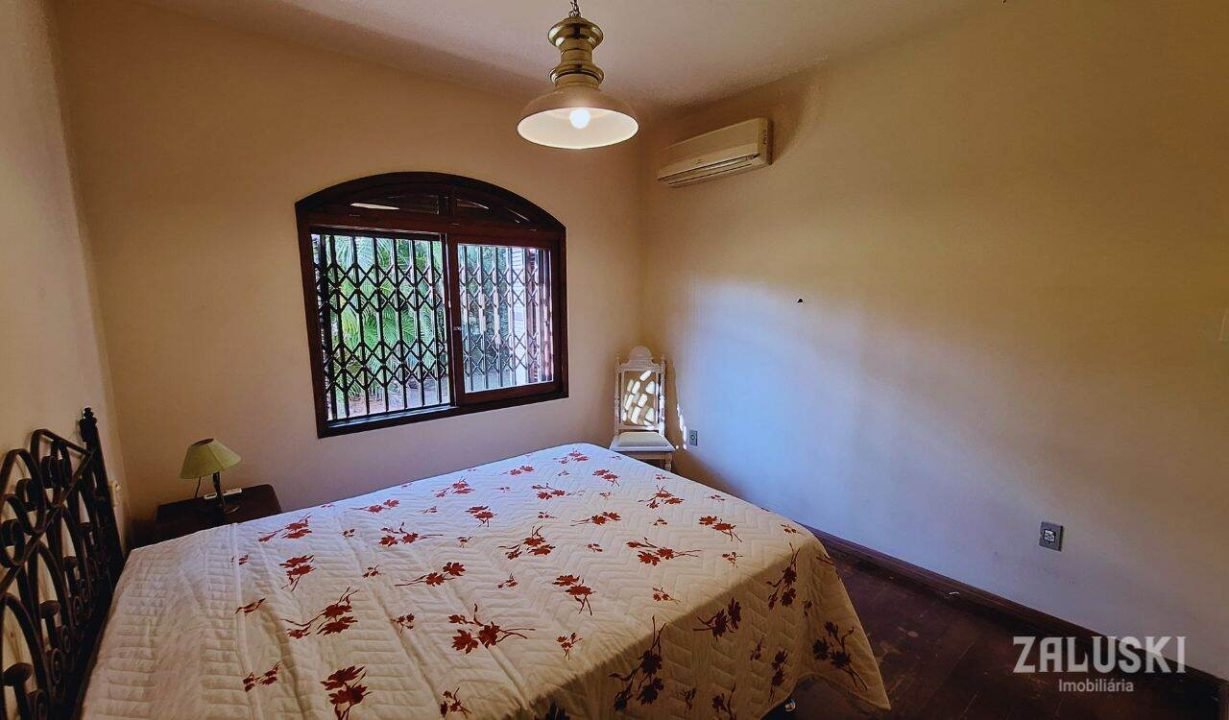 Terreno de esquina com 800m² com casa de 245m²!