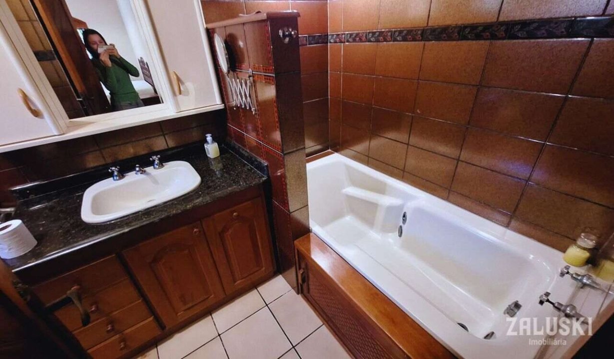 Terreno de esquina com 800m² com casa de 245m²!