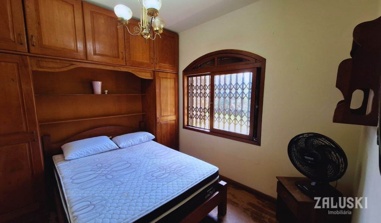 Terreno de esquina com 800m² com casa de 245m²!