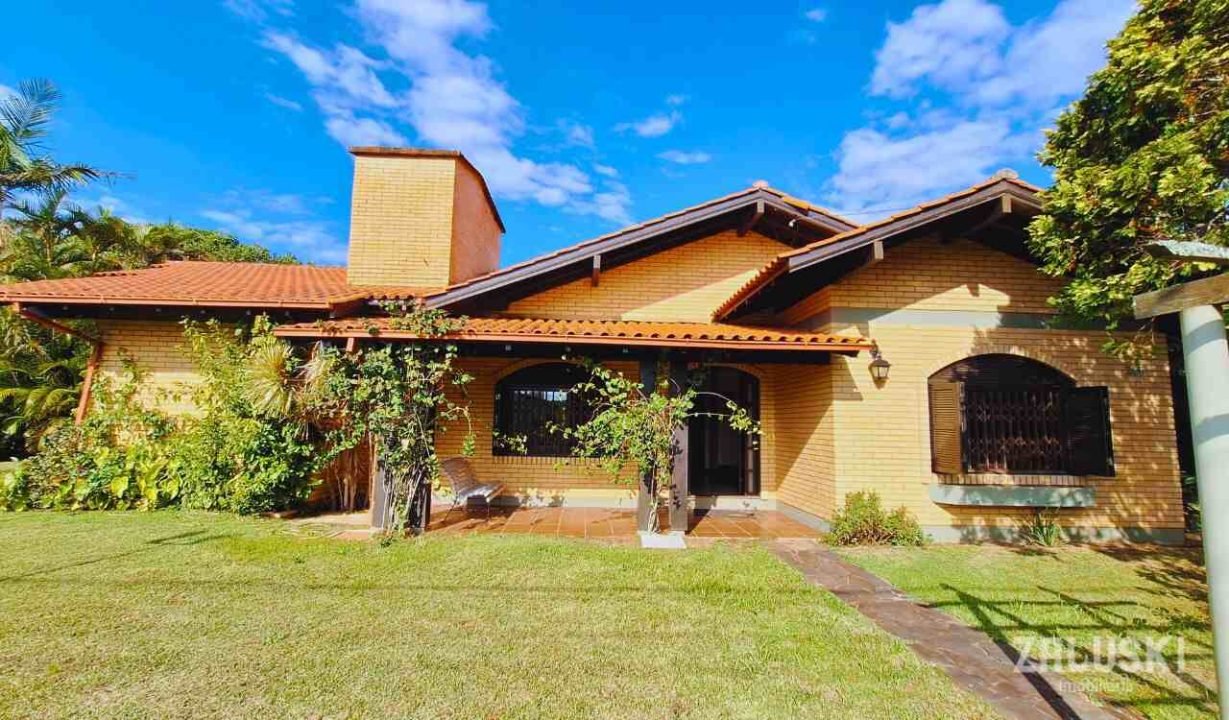 Terreno de esquina com 800m² com casa de 245m²!