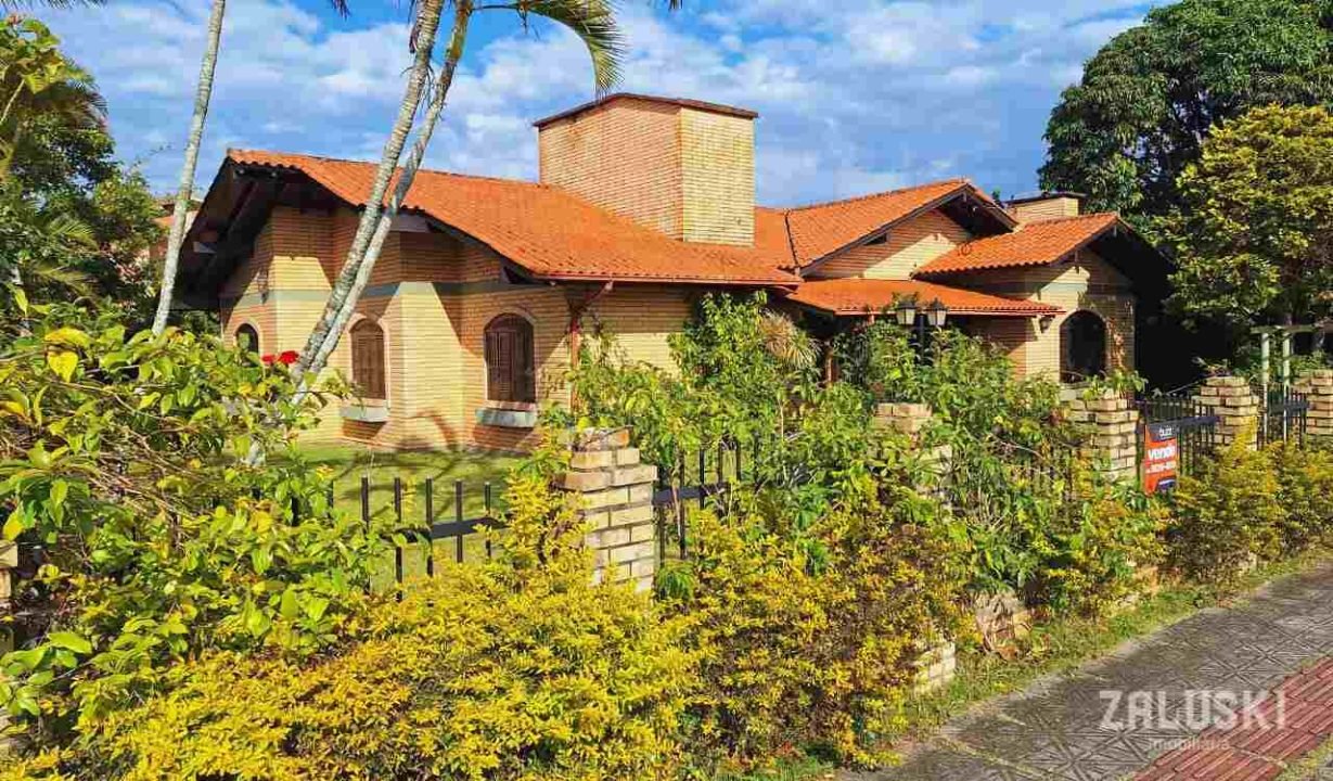 Terreno de esquina com 800m² com casa de 245m²!