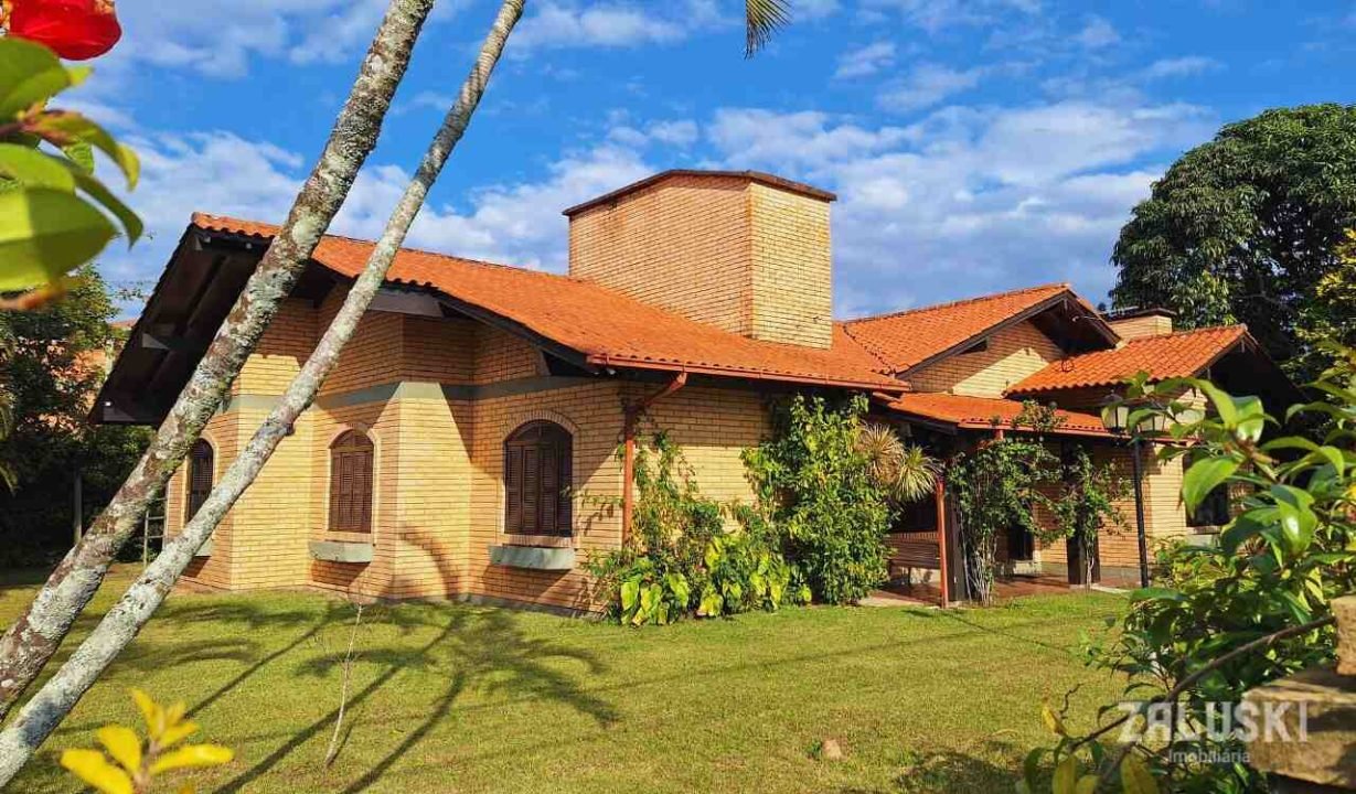 Terreno de esquina com 800m² com casa de 245m²!