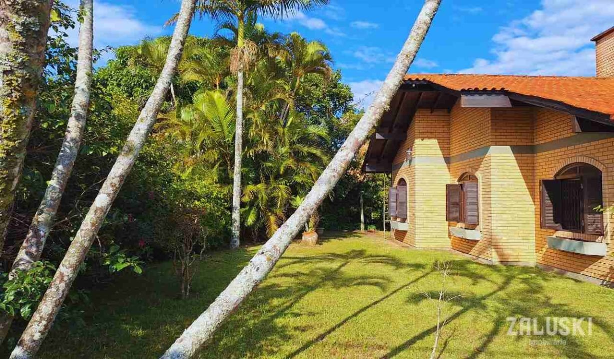 Terreno de esquina com 800m² com casa de 245m²!