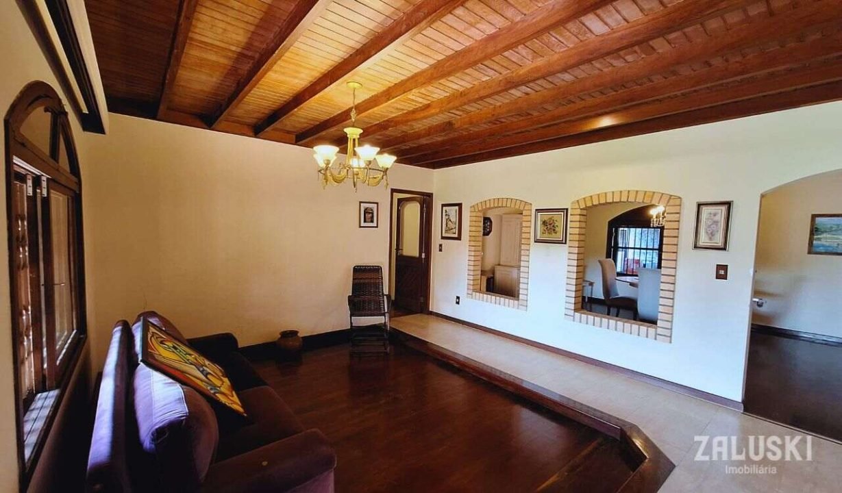 Terreno de esquina com 800m² com casa de 245m²!