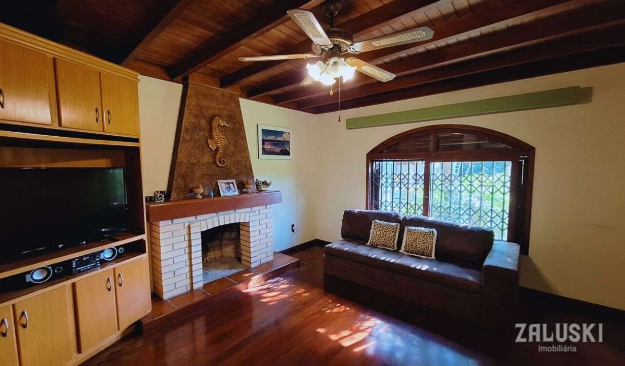 Terreno de esquina com 800m² com casa de 245m²!