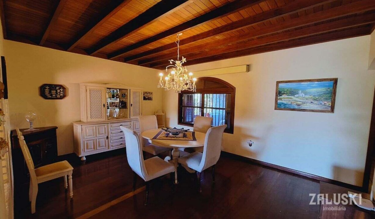 Terreno de esquina com 800m² com casa de 245m²!