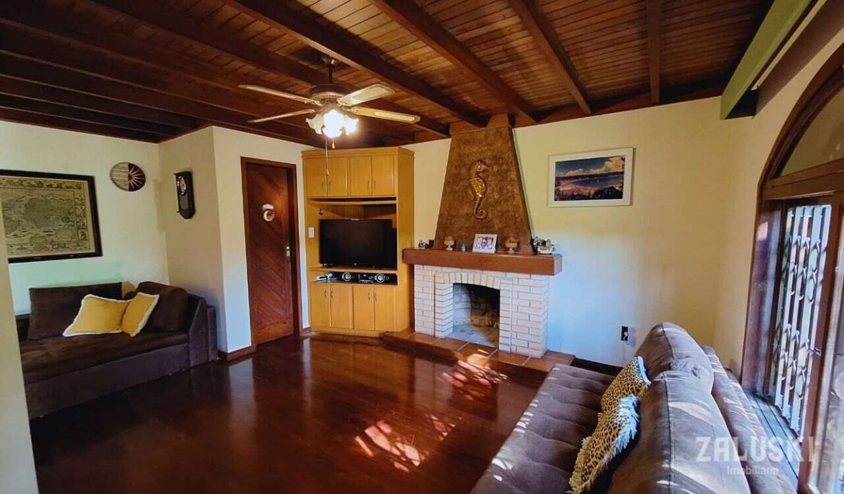 Terreno de esquina com 800m² com casa de 245m²!