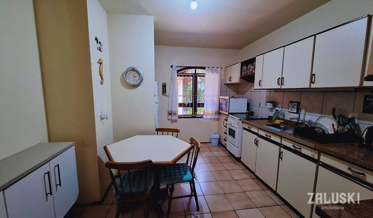 Terreno de esquina com 800m² com casa de 245m²!