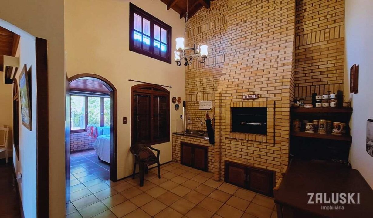 Terreno de esquina com 800m² com casa de 245m²!