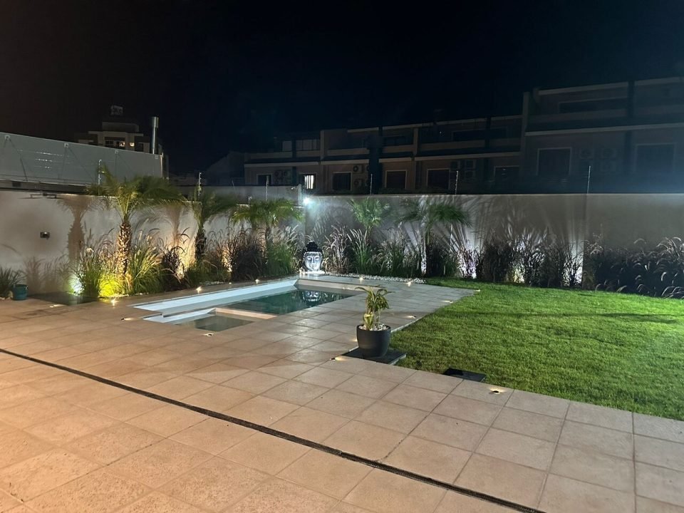 Serviços de piscinas de concreto, vinil e fibra