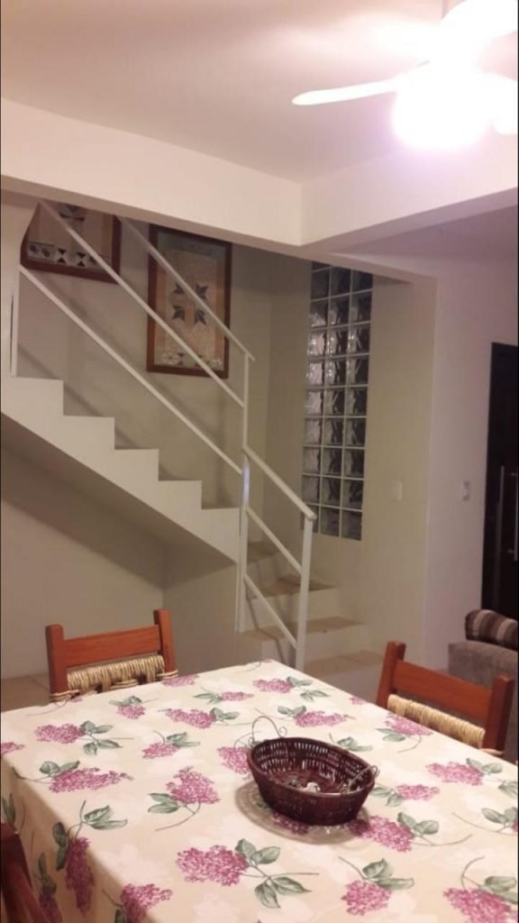 Casa a venda próximo da praia do centro de Garopaba! (96m²) Casa a venda próximo da praia do centro de Garopaba! (96m²)