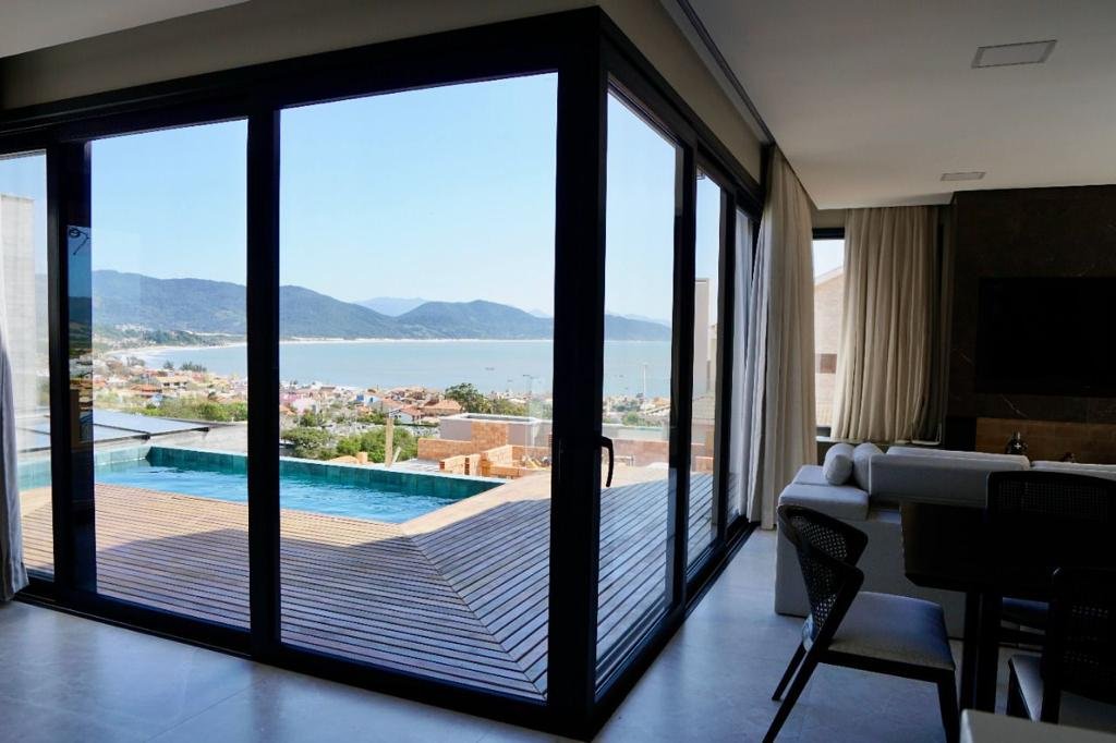Imobiliária em Garopaba – Casa de alto padrão com linda vista!