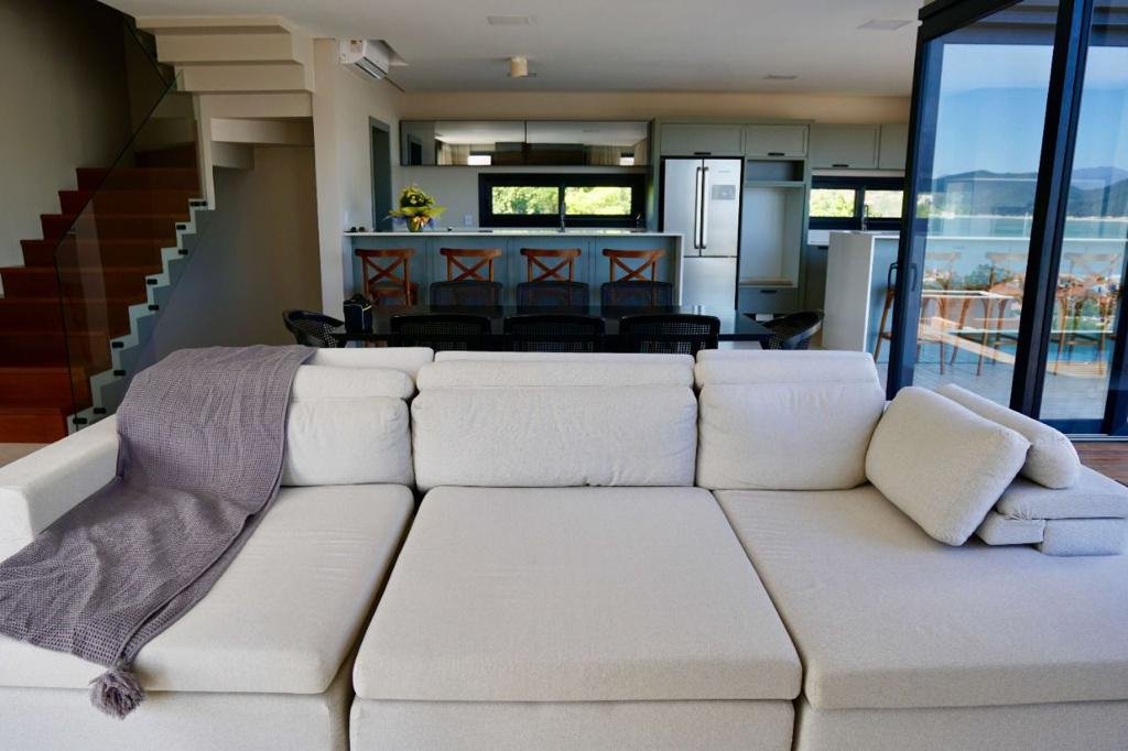 Imobiliária em Garopaba – Casa de alto padrão com linda vista!