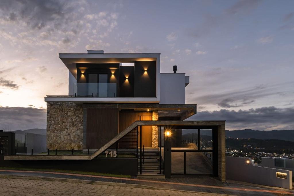 Imobiliária em Garopaba – Casa de alto padrão com linda vista!