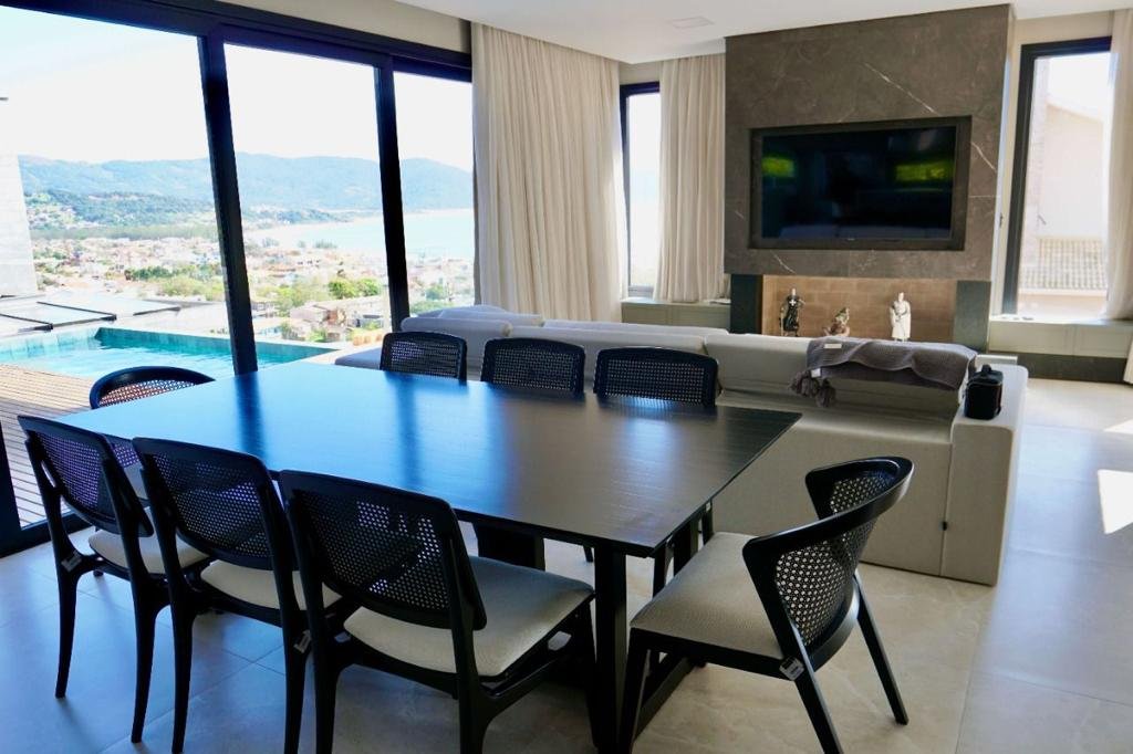 Imobiliária em Garopaba – Casa de alto padrão com linda vista!