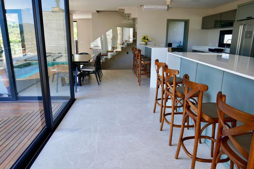 Imobiliária em Garopaba – Casa de alto padrão com linda vista!