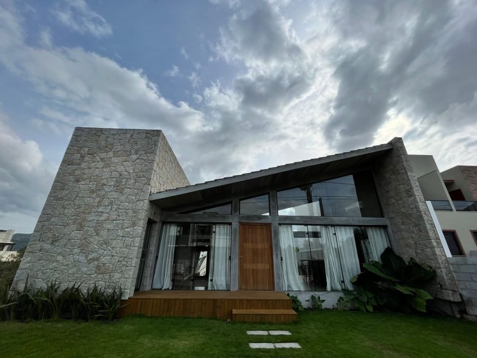 Construtora em Garopaba: Casa Térrea Moderna Construtora em Garopaba: Casa Térrea Moderna