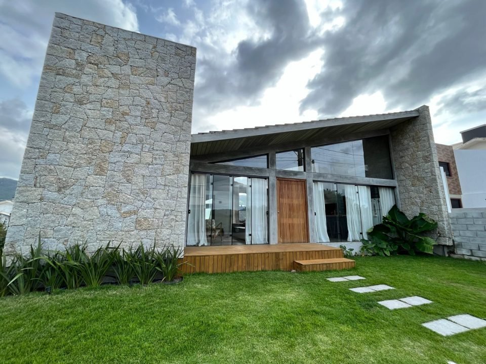 Construtora em Garopaba: Casa Térrea Moderna Construtora em Garopaba: Casa Térrea Moderna