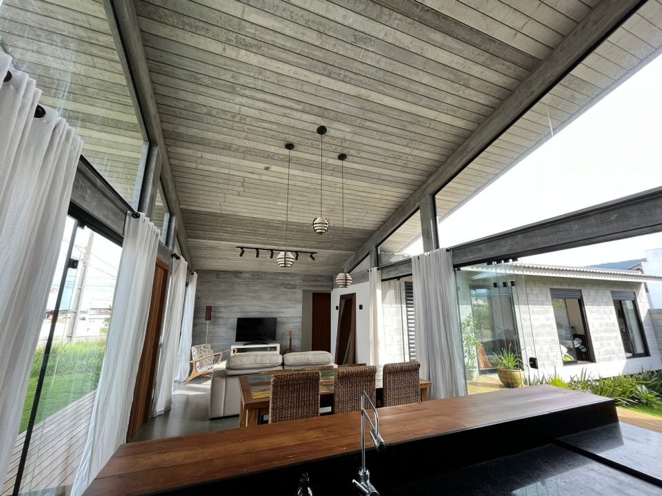 Construtora em Garopaba: Casa Térrea Moderna Construtora em Garopaba: Casa Térrea Moderna
