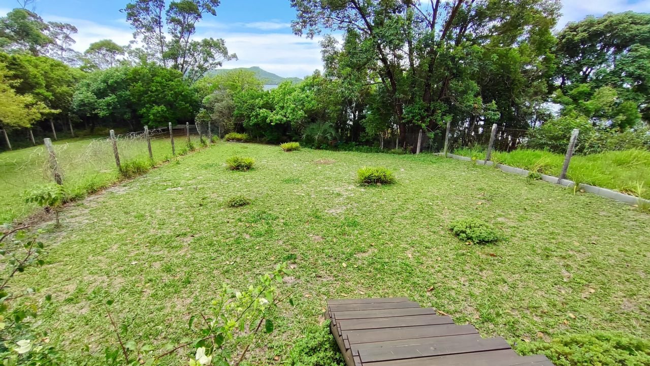 Casa pequena beira da lagoa em Imbituba, SC! (1.040m²)