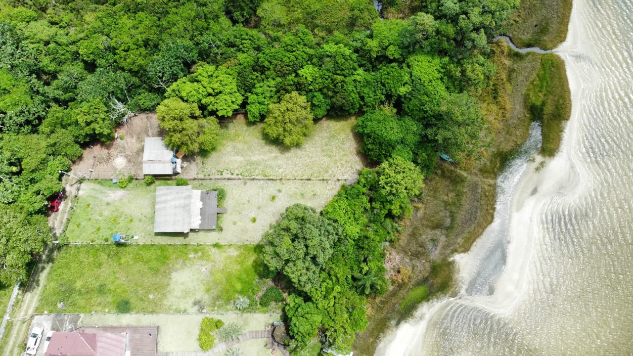 Casa pequena beira da lagoa em Imbituba, SC! (1.040m²)