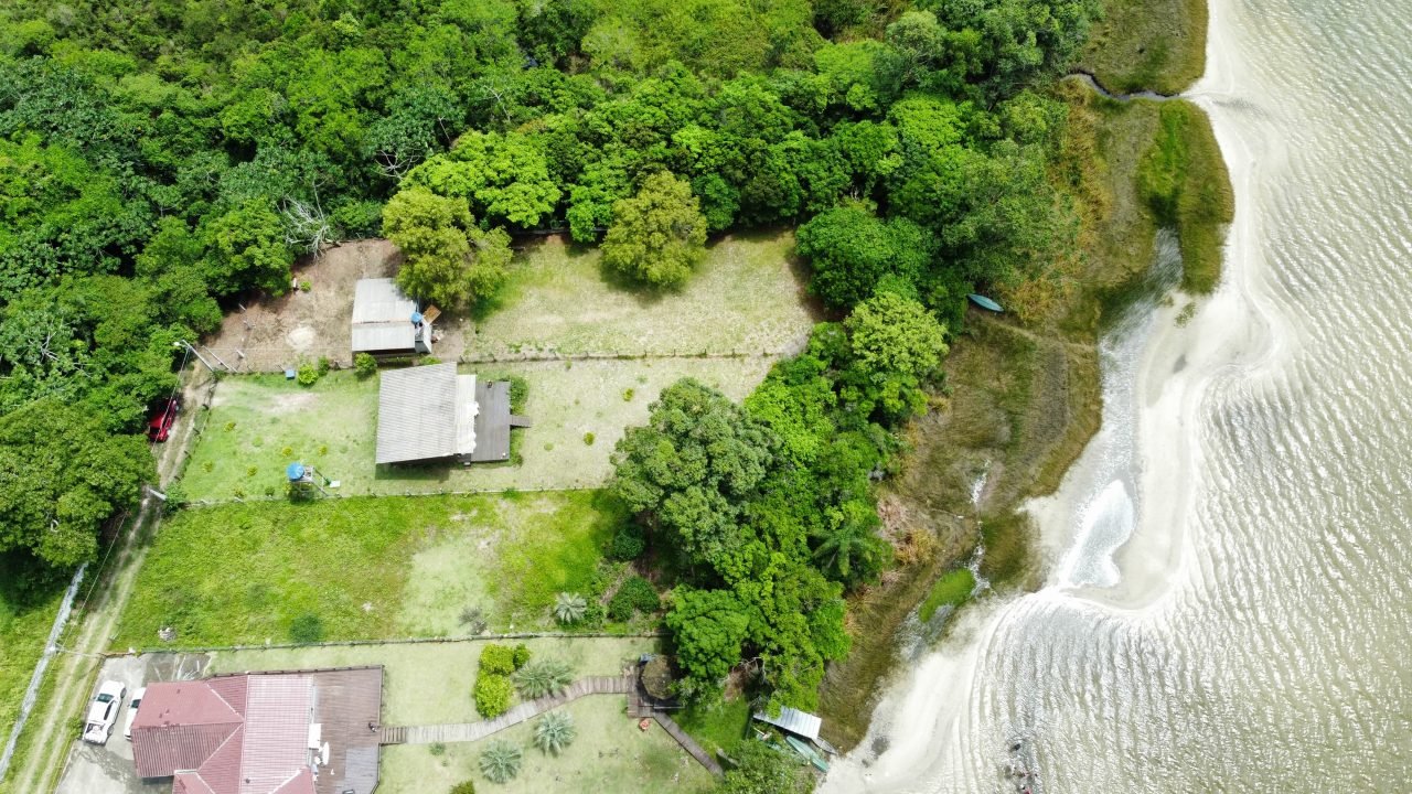 Casa pequena beira da lagoa em Imbituba, SC! (1.040m²)