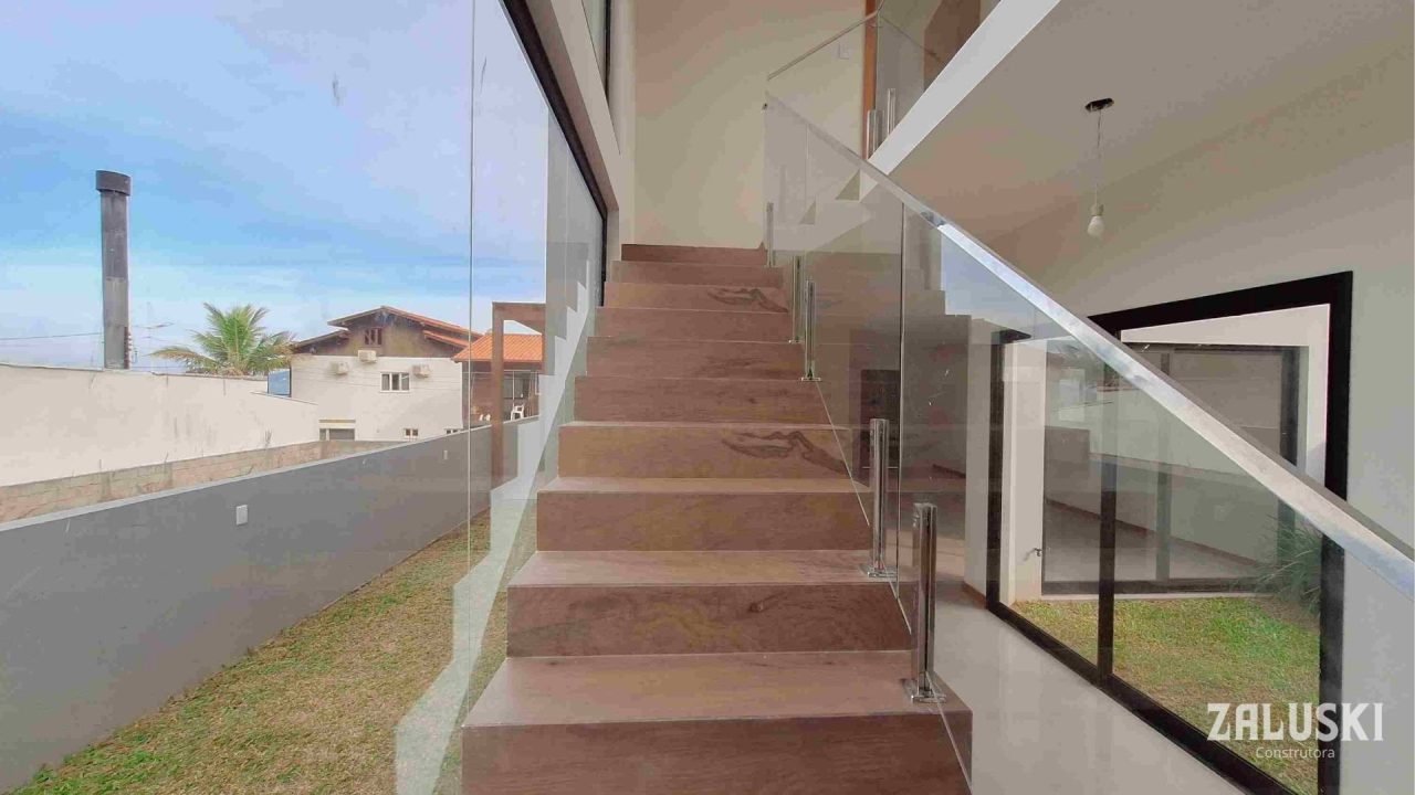 Casa nova a venda á 50 metros da praia do Siriú, em Garopaba, SC!