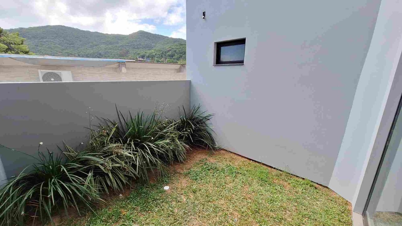 Casa nova a venda á 50 metros da praia do Siriú, em Garopaba, SC!