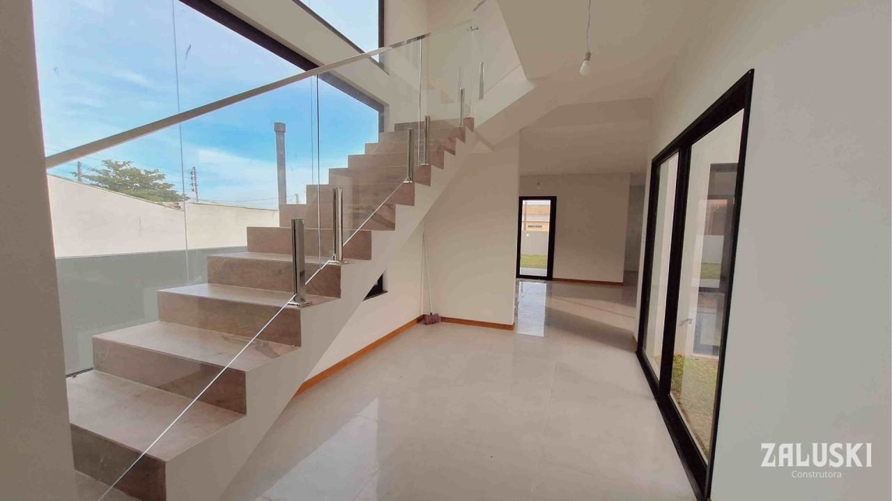 Casa nova a venda á 50 metros da praia do Siriú, em Garopaba, SC!