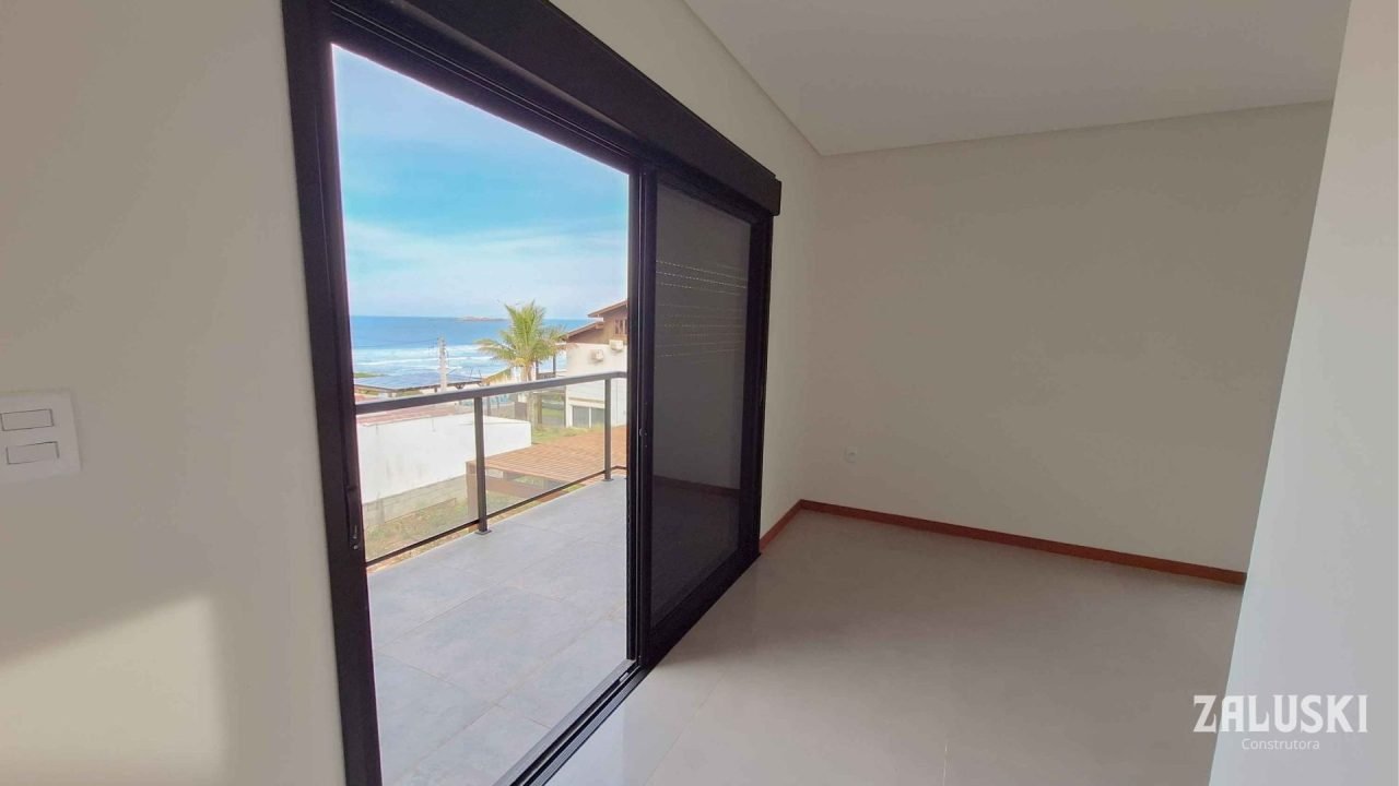 Casa nova a venda á 50 metros da praia do Siriú, em Garopaba, SC!