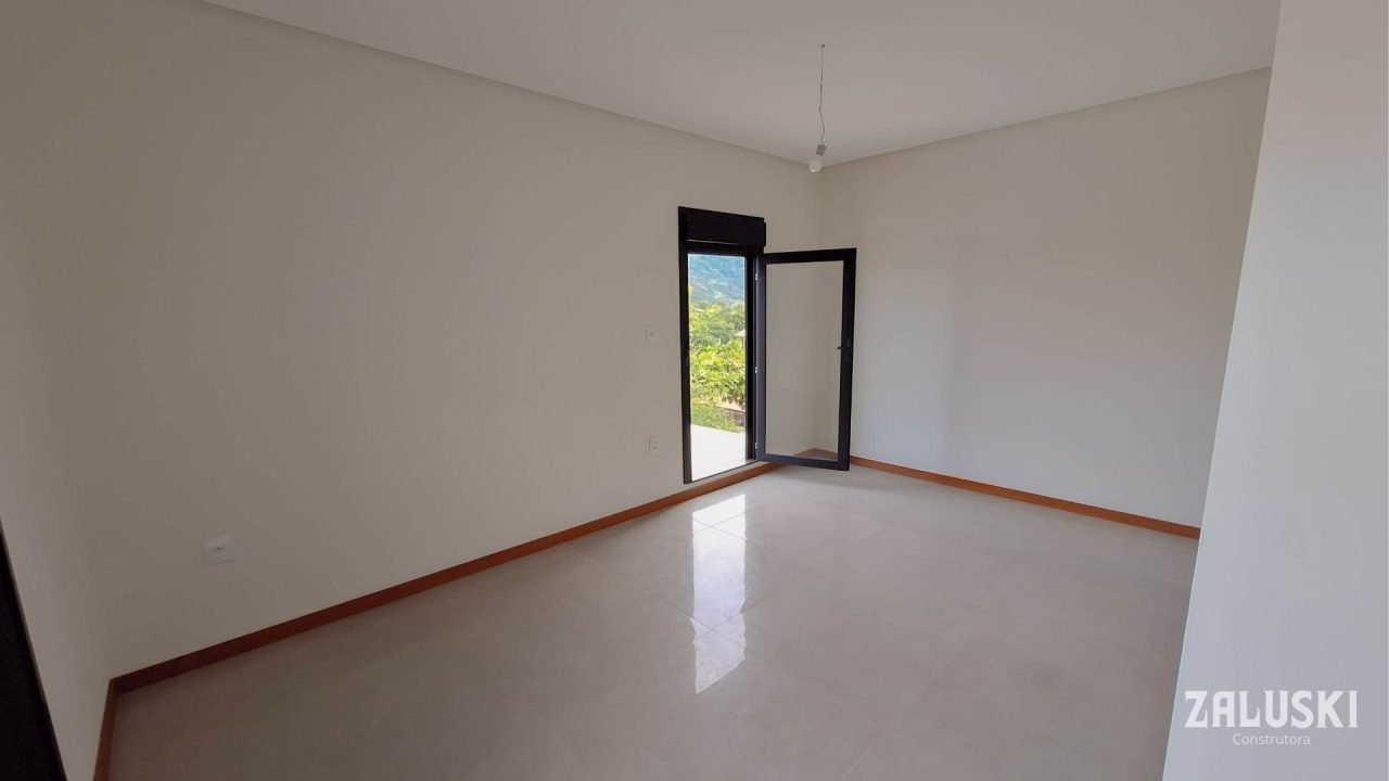 Casa nova a venda á 50 metros da praia do Siriú, em Garopaba, SC!