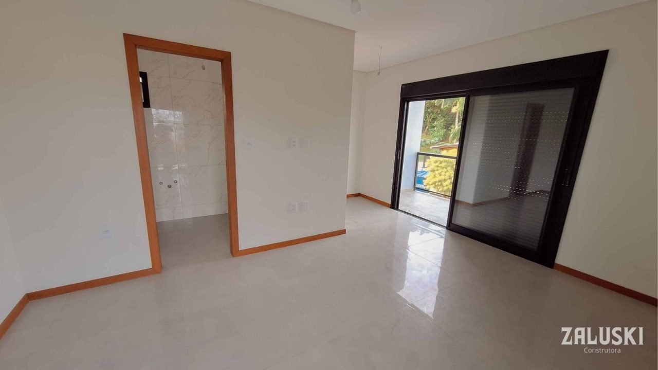 Casa nova a venda á 50 metros da praia do Siriú, em Garopaba, SC!