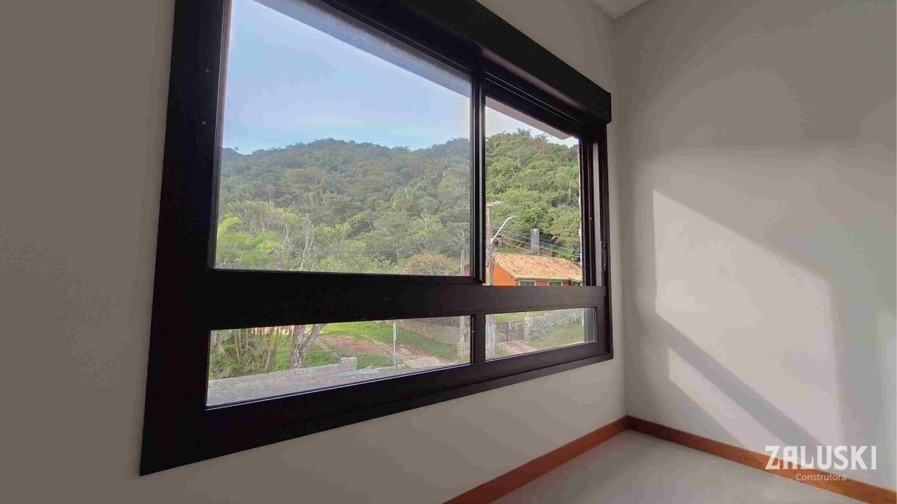 Casa nova a venda á 50 metros da praia do Siriú, em Garopaba, SC!