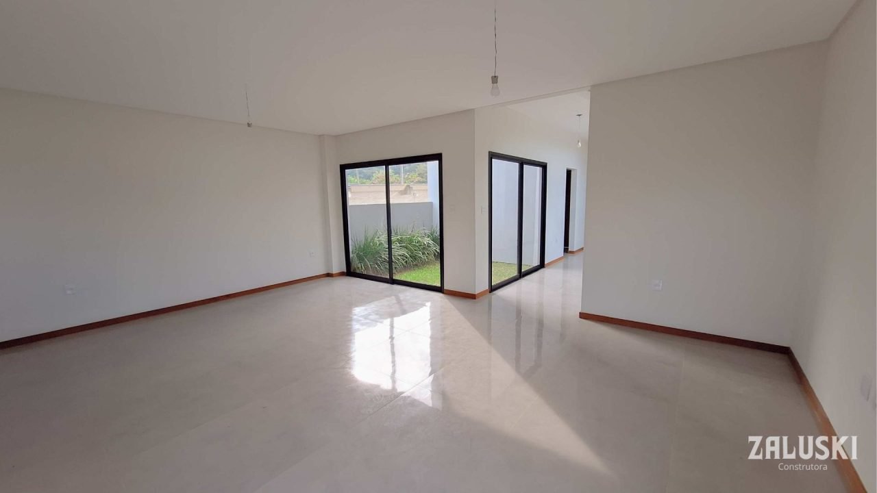 Casa nova a venda á 50 metros da praia do Siriú, em Garopaba, SC!