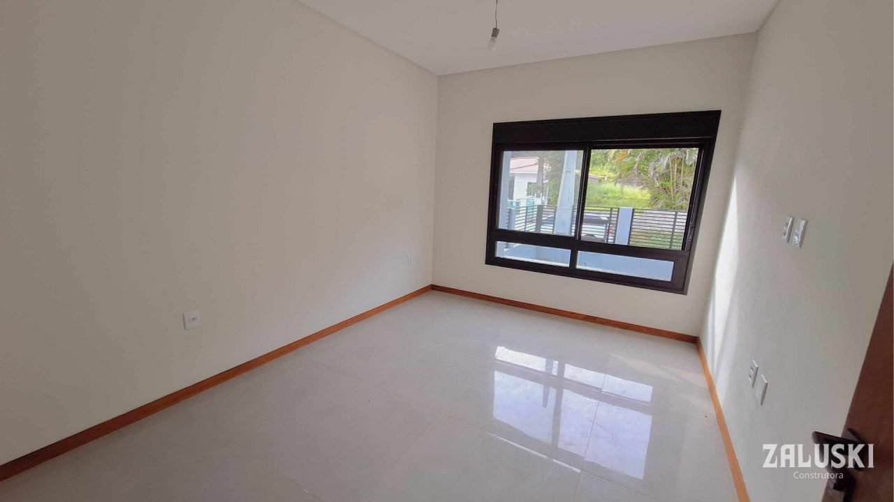 Casa nova a venda á 50 metros da praia do Siriú, em Garopaba, SC!