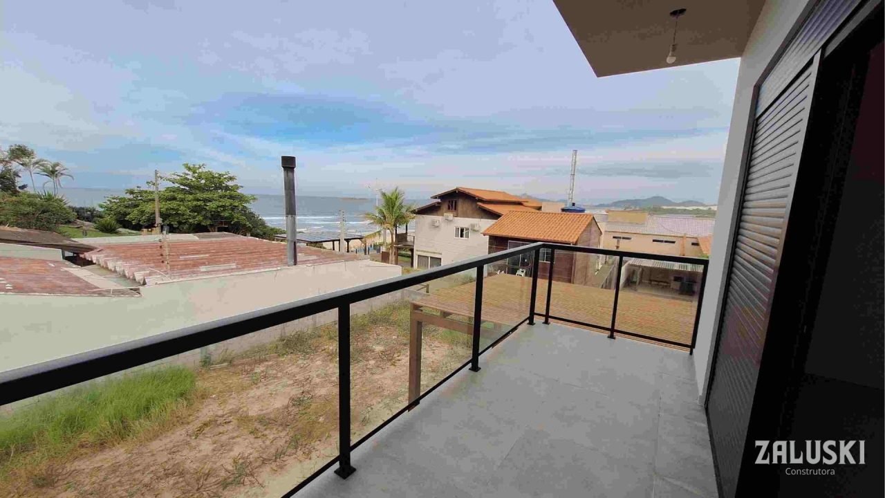 Casa nova a venda á 50 metros da praia do Siriú, em Garopaba, SC!