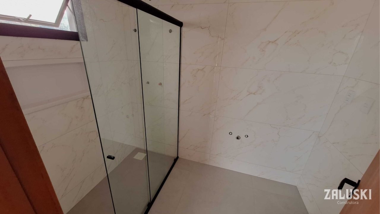 Casa nova a venda á 50 metros da praia do Siriú, em Garopaba, SC!