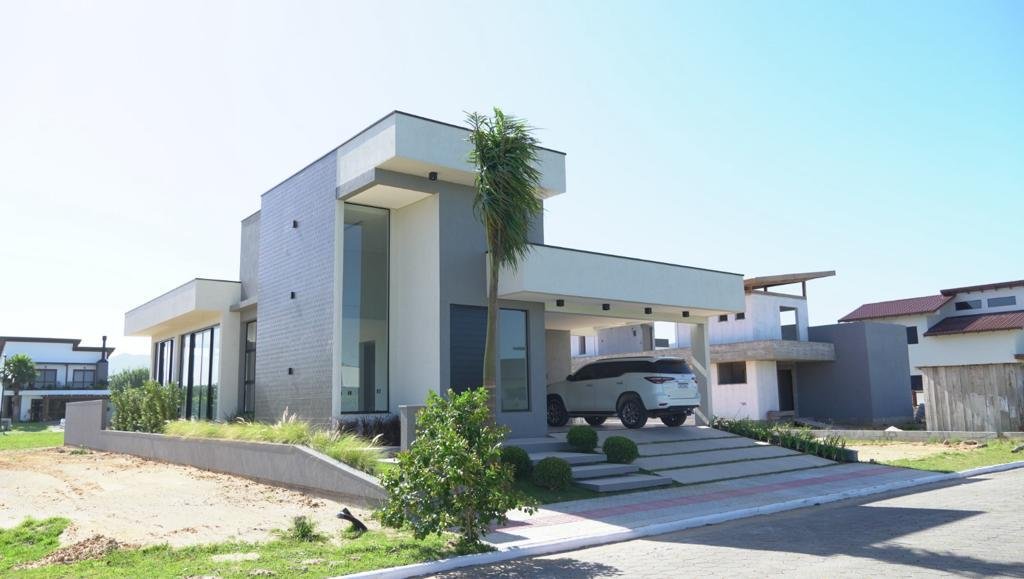 Casa de alto padrão à venda no Condomínio Rosa Internacional!