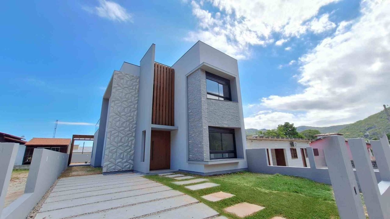 Casa nova a venda á 50 metros da praia do Siriú, em Garopaba, SC!