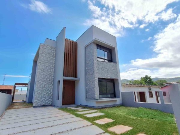 Casa nova a venda á 50 metros da praia do Siriú, em Garopaba, SC!