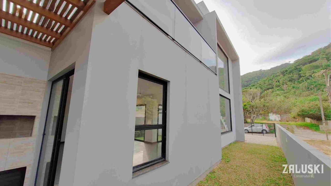 Casa nova a venda á 50 metros da praia do Siriú, em Garopaba, SC!