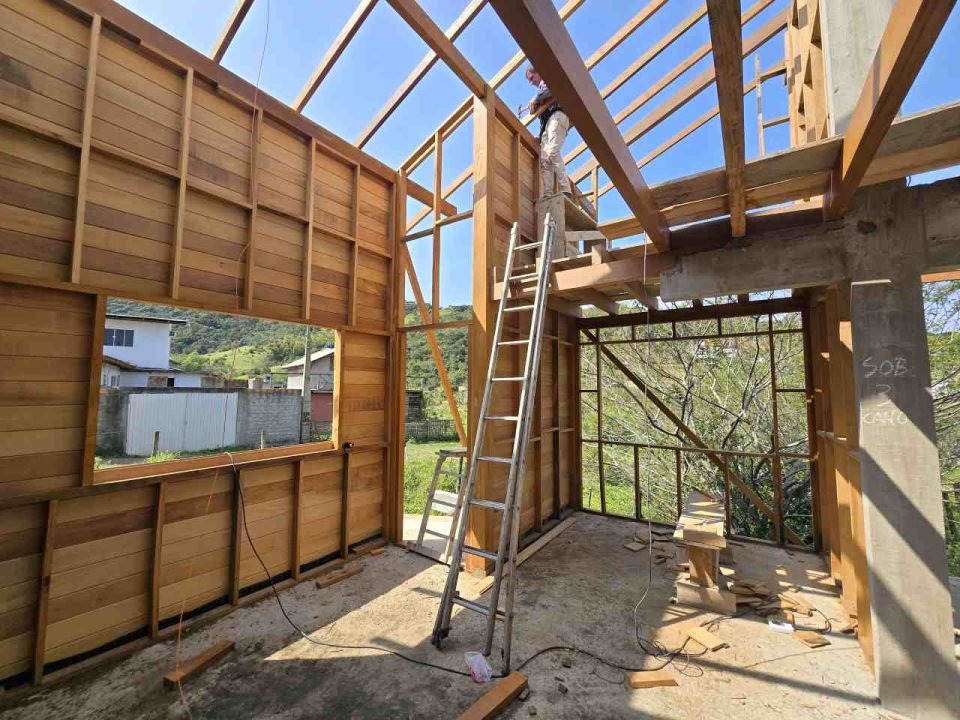 Construtora em Garopaba: Casa de madeira nobre!