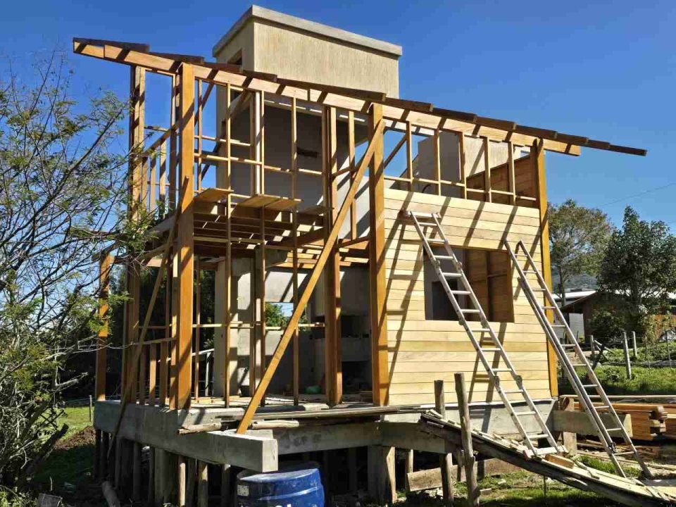Construtora em Garopaba: Casa de madeira nobre!