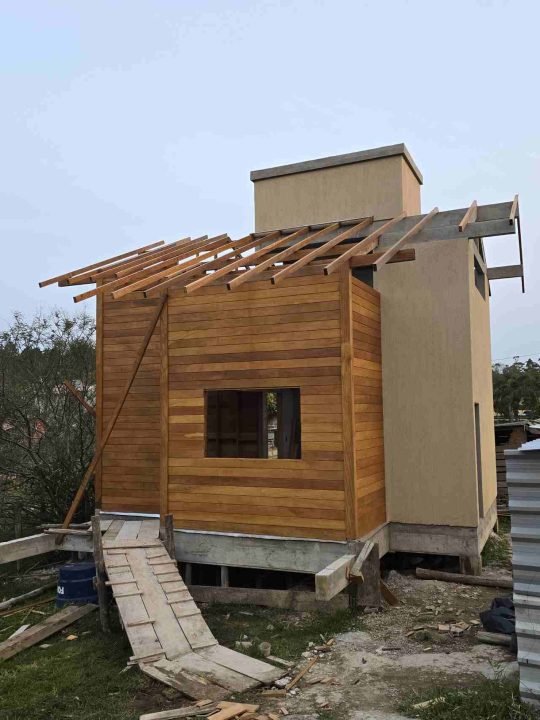 Construtora em Garopaba: Casa de madeira nobre!